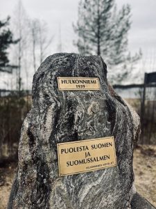 Kivinen muistomerkki, jossa lukee "Hulkonniemi 1939" ja "Puolesta Suomen ja Suomussalmen"