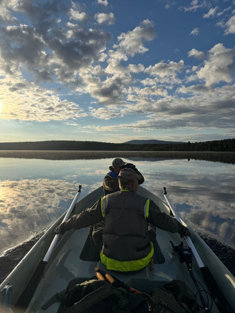 Vene ja tunturimaisema auringonnousussa.